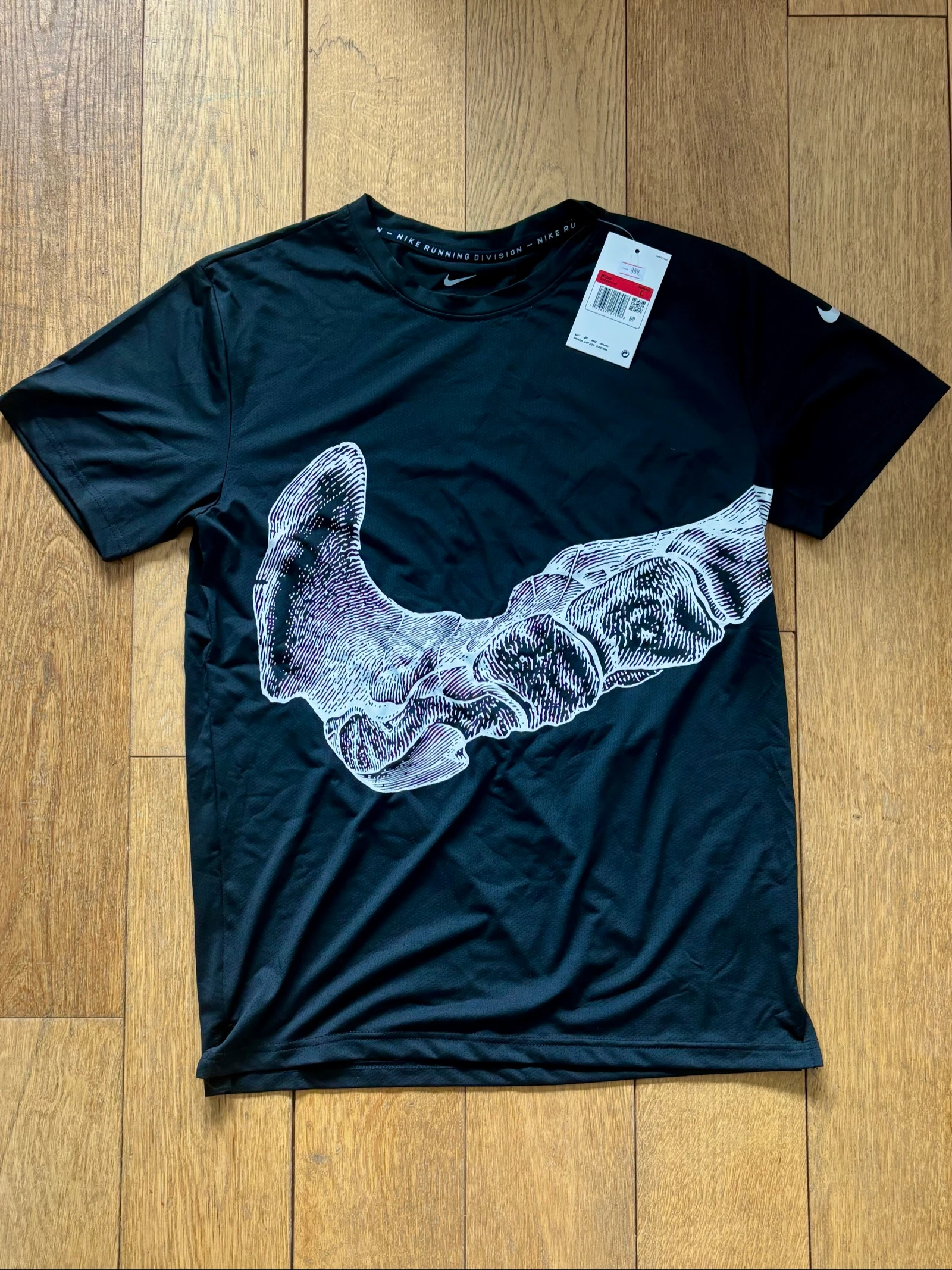 T shirt de sport Nike dri-fit noir avec motif de squelette M